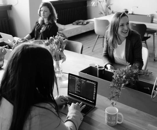 mujeres charlando